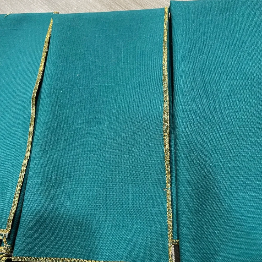 8 green with gold trim dinner table napkins, Large,18 inches  x 18 x18 x18 - Picture 3 of 6